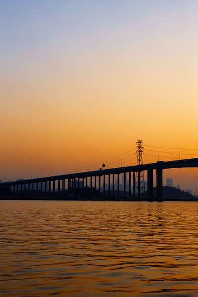 在日落轮廓的跨海大桥
